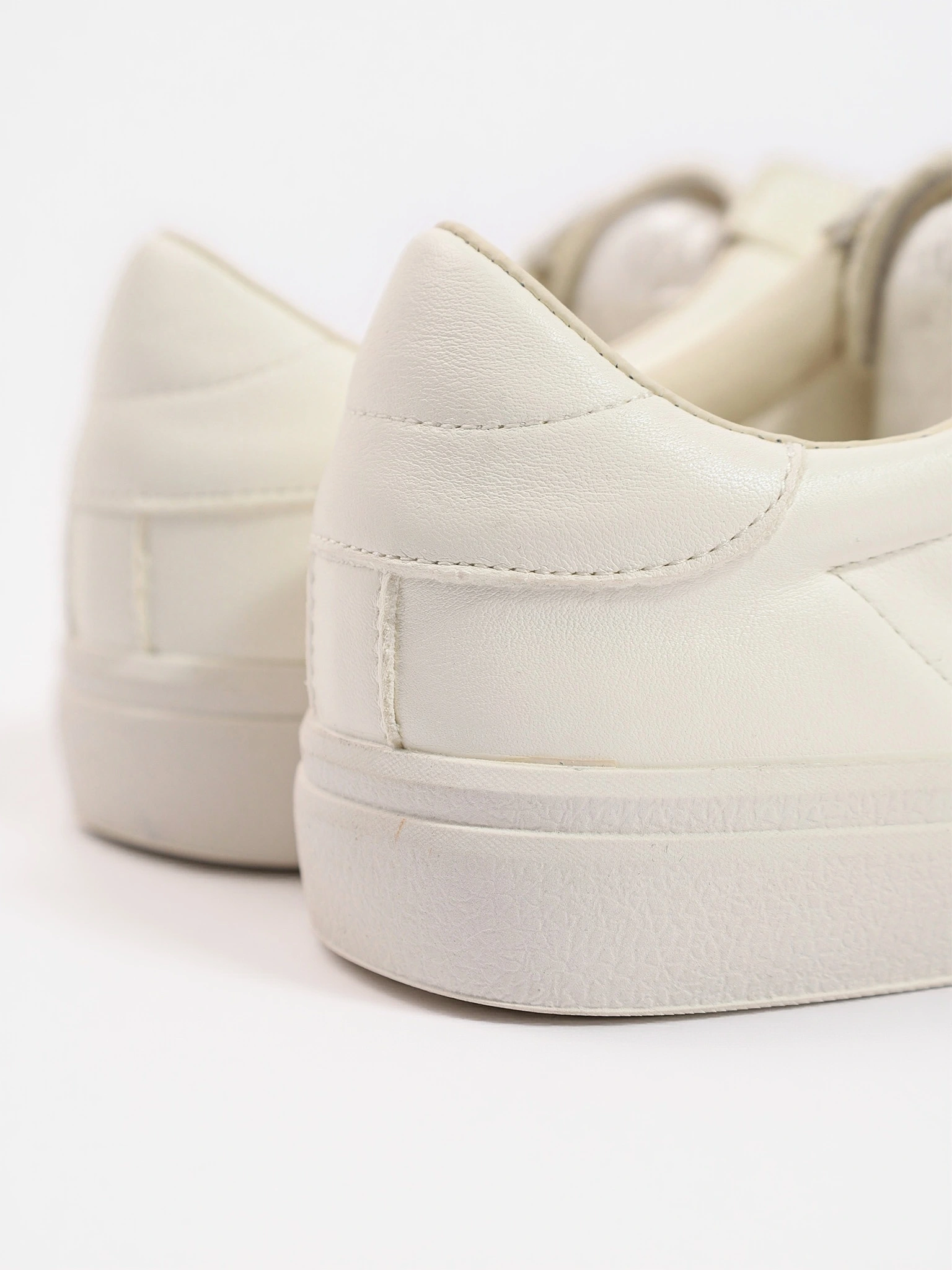 Кеды белого цвета на низкой подошве